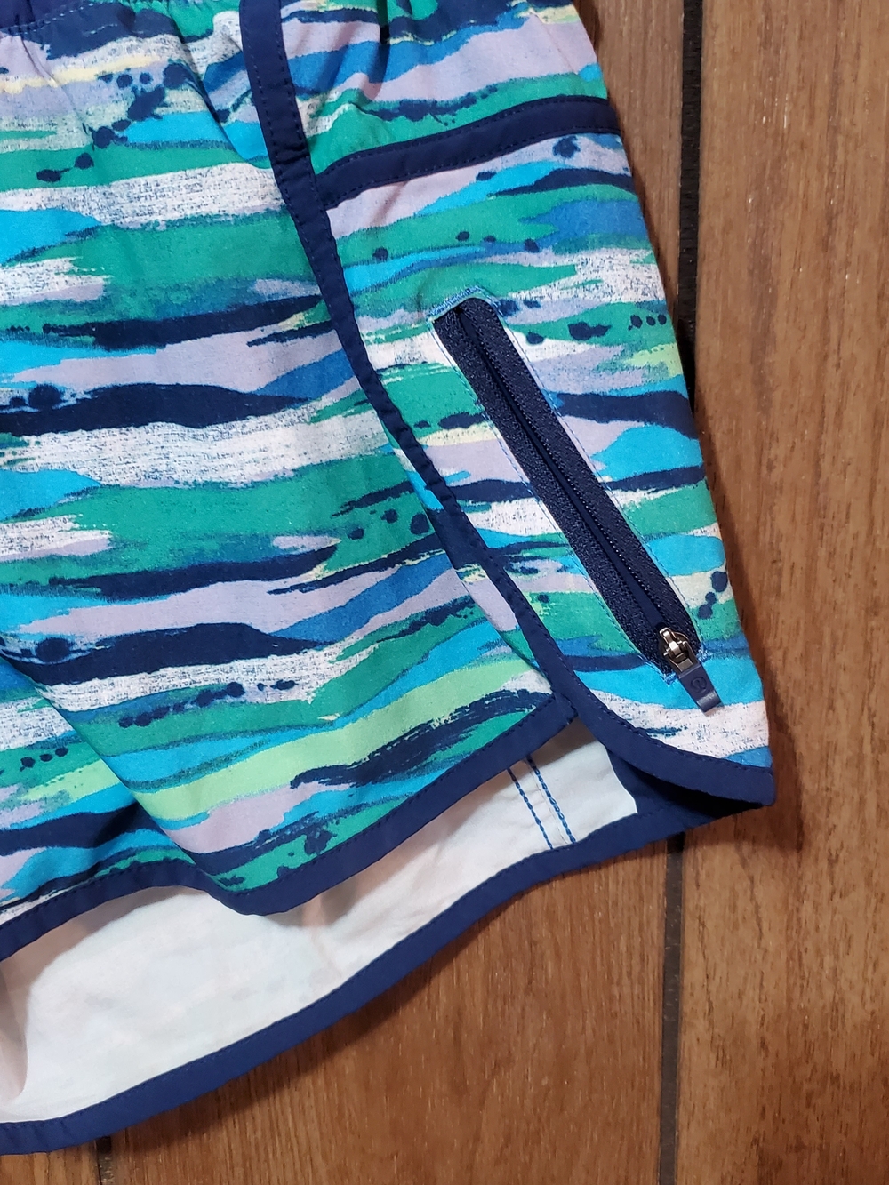 Lululemon Tracker Low Rise Running Pattern Zipper Pocket Shorts Size 8 - Picture 3 of 7